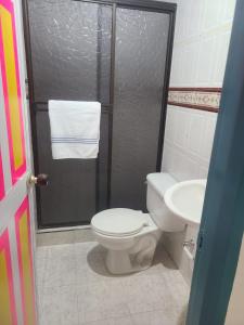 łazienka z toaletą i umywalką w obiekcie Vivienda Turistica Cattleya w mieście Filandia