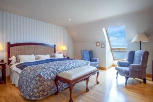 una camera da letto con un letto e due sedie blu di Barrow Lodge a Tralee