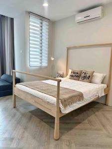 - une chambre avec un lit dans une pièce dotée d'une fenêtre dans l'établissement Muji Studio 1-3pax Netflix Wi-fi Empire Damansara, à Petaling Jaya
