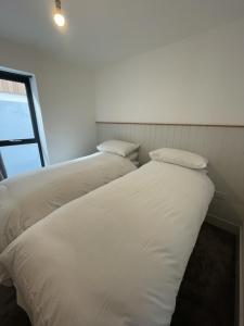 Photo de la galerie de l'établissement Skylark 4 bed Sleeps 8 with hot tub, à Treknow 42 autres photos