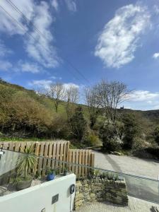 Photo de la galerie de l'établissement Skylark 4 bed Sleeps 8 with hot tub, à Treknow