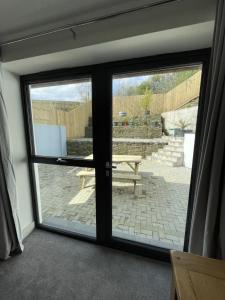 Photo de la galerie de l'établissement Skylark 4 bed Sleeps 8 with hot tub, à Treknow