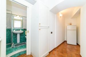 een badkamer met een wastafel en een spiegel bij Dimora Bibbò in Salerno