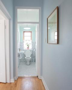 een badkamer met een wit toilet en een spiegel bij Boho Chic Apartment Stellenbosch in Stellenbosch