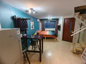 Yu Jing Xuan Boutique Apartment في تيانجين: غرفة صغيرة مع طاولة وسرير