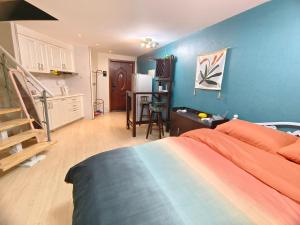 天津的住宿－宇璟軒精品公寓，一间卧室设有一张床和蓝色的墙壁