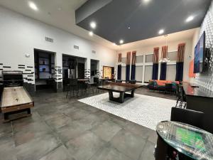Großes Zimmer mit einer Tischtennisplatte und Stühlen in der Unterkunft Comfy Abode near Bush Airport in Houston