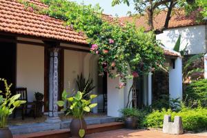 una casa con dei fiori sul lato di Thom's House a Ninh Binh