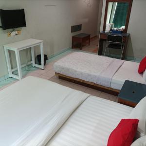 Postel nebo postele na pokoji v ubytování Highway Inn