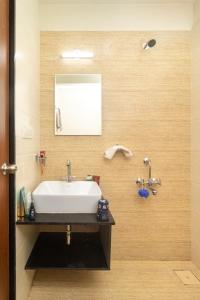 浦那的住宿－Covie Viman Nagar 102，一间带水槽和镜子的浴室