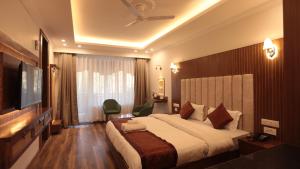 列城的住宿－Hotel Youthok Heritage，酒店客房设有一张大床和一台电视。