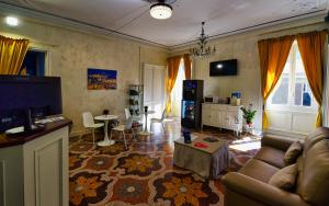 - un salon avec un canapé et une table dans l'établissement Hotel Suisse, à Gênes