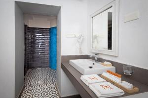 The Tamarind Hotel - A Boutique Heritage Stay, Anjuna - Goa的一间浴室
