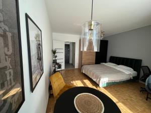 - une chambre avec un lit et une table dans l'établissement C & A apartments, à Cluj-Napoca