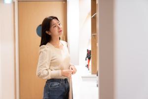 清州市Aank Hotel Cheongju Uam 1st的站在走廊上,看着镜子的女人 更多37张照片