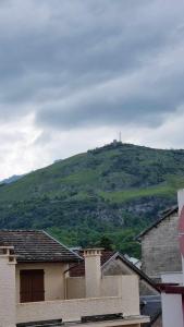 uma colina com uma cruz no topo em Castèléma - Appartement proche du sanctuaire em Lourdes