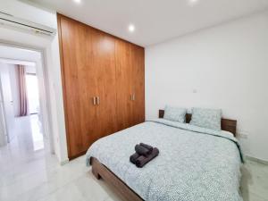 ein Schlafzimmer mit einem Bett mit einem Teddybär drauf in der Unterkunft Sea Bay Apartment in Larnaka