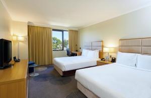Postel nebo postele na pokoji v ubytování Holiday Inn Parramatta by IHG