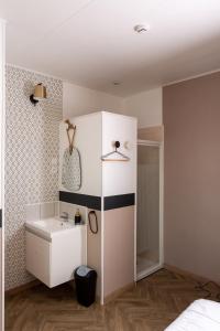 Łazienka z białą szafką i umywalką w obiekcie L'Aparté w mieście Salles