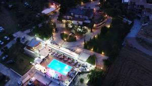 een bovenaanzicht van een openluchtevenement in de nacht bij Piccola Suite in Castiglione del Lago