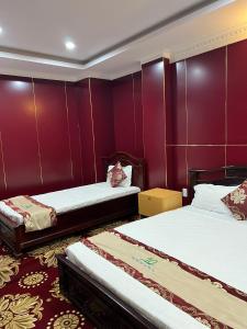A bed or beds in a room at Nhat Quy Hotel