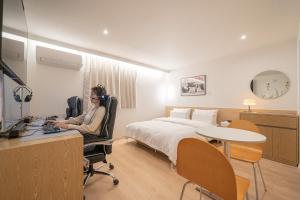 Aank Hotel Cheongju Uam 1st的电视和/或娱乐中心