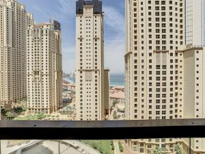 Nespecifikovaný výhled na destinaci Dubaj nebo výhled na město při pohledu z apartmánu