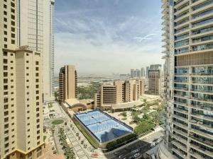 Nespecifikovaný výhled na destinaci Dubaj nebo výhled na město při pohledu z apartmánu