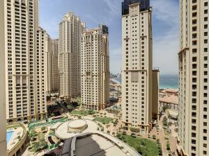 Nespecifikovaný výhled na destinaci Dubaj nebo výhled na město při pohledu z apartmánu