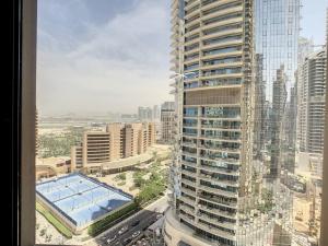 Nespecifikovaný výhled na destinaci Dubaj nebo výhled na město při pohledu z apartmánu