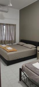 Кровать или кровати в номере NTC Homestay at Parit Buntar