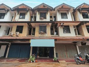 a building with a sign in front of it at SPOT ON 92569 Anto Homestay Syariah in Nagoya