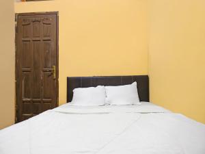 Katil atau katil-katil dalam bilik di SPOT ON 92569 Anto Homestay Syariah