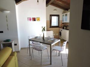 uma cozinha e sala de jantar com mesa e cadeiras em La casa di Marco e Lorella em Fratta Todina