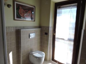 ein Bad mit einem WC und einem Bild an der Wand in der Unterkunft La casa di Marco e Lorella in Fratta Todina
