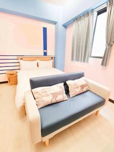 Postel nebo postele na pokoji v ubytování 台中住宿