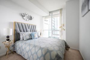een slaapkamer met een bed en een groot raam bij GLOBALSTAY Magnificent Condos in DT in Toronto