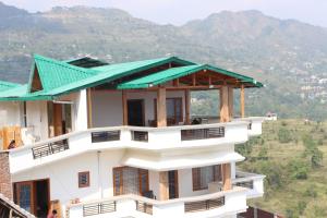 un edificio con techo verde encima en Laspa Cottage, Bhimtal en Bhīm Tāl