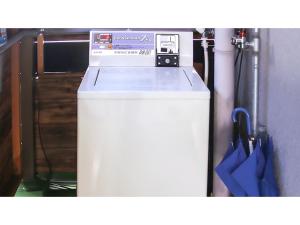京都市にあるKyoto - Hotel / Vacation STAY 36511の冷蔵庫の横に洗濯機が備わります。