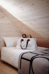 Una cama con dos bolsas sentadas encima. en Chalet Velika Planina-I FEEL ALPS en Stahovica