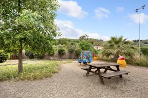 een picknicktafel met een speeltuin in een park bij Ca' Mea in Diano San Pietro