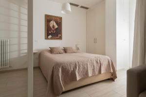 A bed or beds in a room at Casa Aleardi grazioso e nuovissimo monolocale con balcone