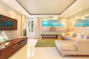 sala de estar con sofá y TV en Panova Luxury Suite by Totalstay, en Ciudad del Cabo