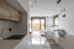 eine Küche und ein Wohnzimmer mit Arbeitsplatten aus weißem Marmor in der Unterkunft Luxury 2BR In Flea Market By Holiday Rentals in Tel Aviv