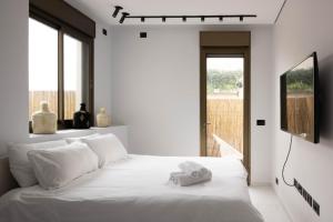 ein Schlafzimmer mit einem weißen Bett mit zwei Handtüchern darauf in der Unterkunft Luxury 2BR In Flea Market By Holiday Rentals in Tel Aviv