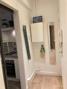 eine Küche mit weißen Wänden und ein Flur mit Spiegel in der Unterkunft Grand T2 43m2 plages du Mourillon in Toulon + 22 Fotos