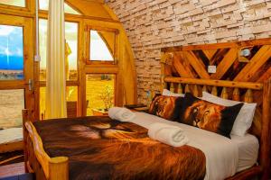 - une chambre avec un grand lit dans une pièce dotée de fenêtres dans l'établissement Little Amanya Camp, à Amboseli