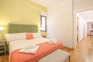 - une chambre avec un grand lit et 2 serviettes dans l'établissement Casa Piren, à Séville