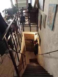 - une vue sur un escalier dans un bâtiment dans l'établissement Maison de village 100m2, à Bédoin