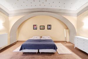 a bedroom with a bed and an arched ceiling at Ferienwohnungen im Kloster in Gars am Kamp